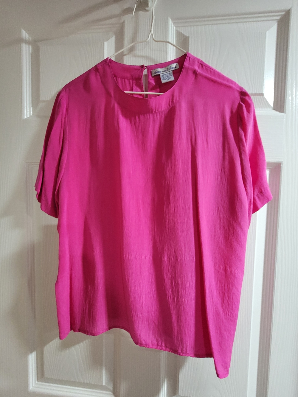 Vibrant Anna and Frank blouse. 100% silk, super soft and comfy. Hot pink color,